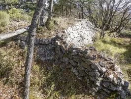 Ligne Maginot - PIC DE GARUCHE 3 - (Cuve pour arme d'infanterie) - Cuve 1
Départ de la tranchée qui mène à la cuve, avec rajout d'un mur de protection en pierres sèches.