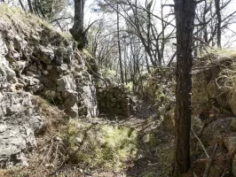 Ligne Maginot - PIC DE GARUCHE 3 - (Cuve pour arme d'infanterie) - Abri 'Séré de Rivières' réutilisé avec rajout d'un mur de protection en pierres sèches.