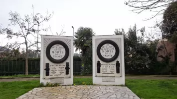 Ligne Maginot - QUARTIER AUVARE - SAINT ROCH (157° RAP) - (Casernement) - Monuments  a la gloire des artilleurs des 157° et 158° RAP
Ces plaques initialement placées de chaque coté des bâtiments du quartier  des  artilleurs ont été déplacés par la suite.
En face ne subsiste de la caserne  que l'ancien poste  de police nationale et les  services  de quart et autres,  le plus gros de la caserne a fait place a un chantier et un ensemble immobilier