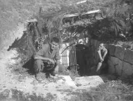 Ligne Maginot - TETE DE CHIEN - FORT MASSENA (6° BIE - 157° RAP) - (Position d'artillerie préparée) - Photo prise en 1944 par les soldats américains.
Sgt McCullough and Maxwell (Medic)