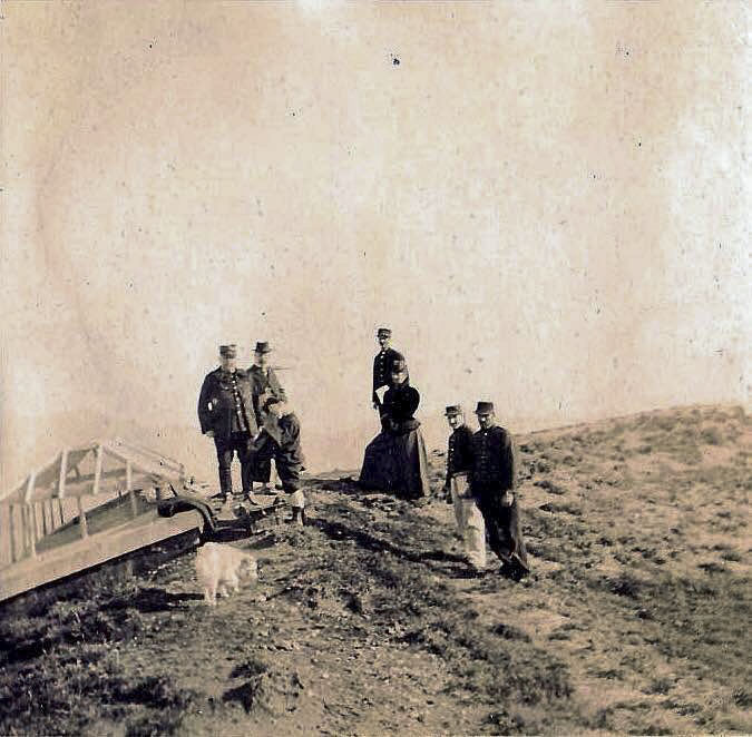 Ligne Maginot - MONT CHAUVE D'ASPREMONT - (Central téléphonique isolé) - Visite en famille
Noter le chapeau verrier de l'un des puits de lumière destiné à l'éclairage des locaux souterrains
