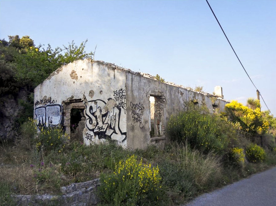 Ligne Maginot - MONT CHAUVE D'ASPREMONT - (Central téléphonique isolé) - Ruines du casernement situé en contrebas de l'ouvrage en bord de route