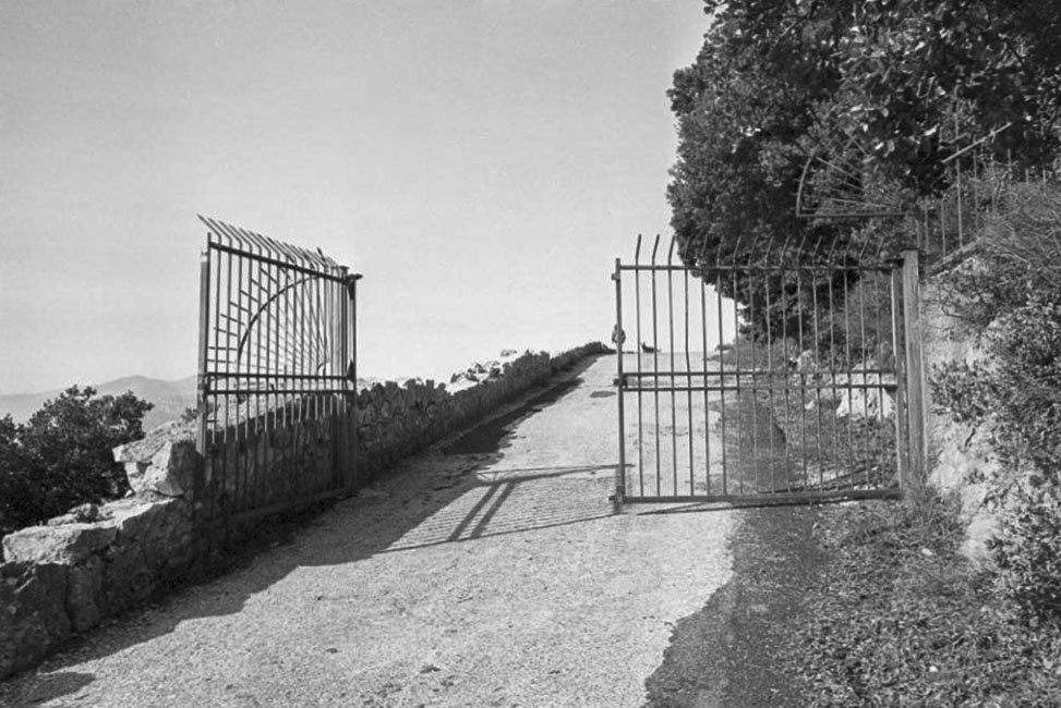 Ligne Maginot - MONT CHAUVE D'ASPREMONT - (Central téléphonique isolé) - La grille sur la route d'accès au fort