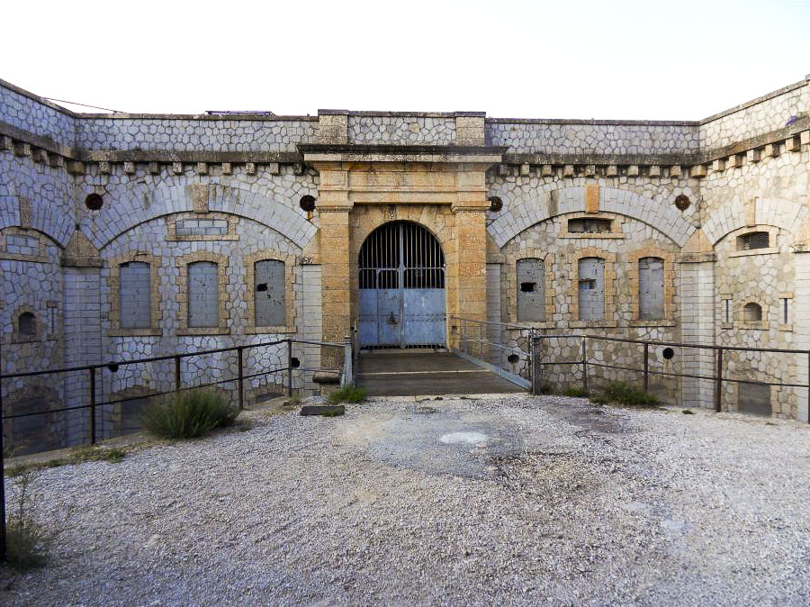 Ligne Maginot - MONT CHAUVE D'ASPREMONT - (Central téléphonique isolé) - L'entrée du fort