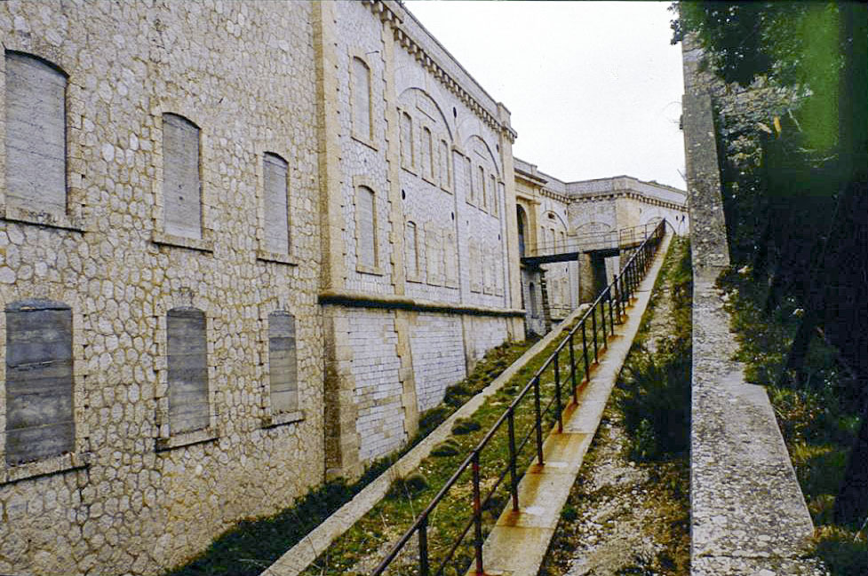 Ligne Maginot - MONT CHAUVE D'ASPREMONT - (Central téléphonique isolé) - Façade de gorge