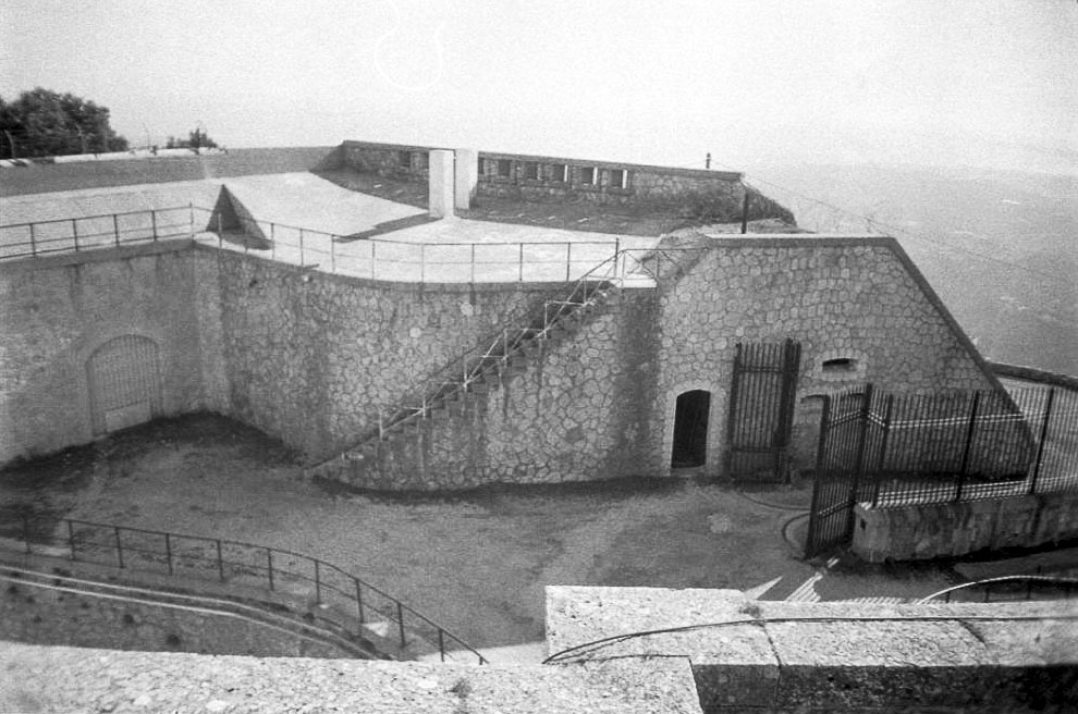 Ligne Maginot - MONT CHAUVE D'ASPREMONT - (Central téléphonique isolé) - La demi-lune de couverture de l'entrée, vue du fort