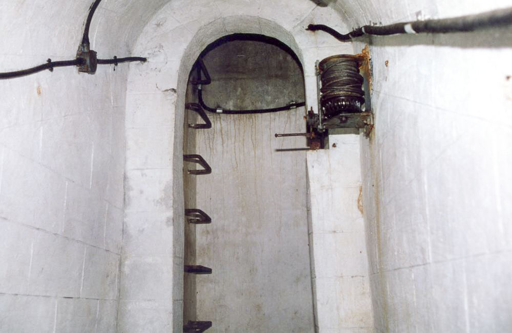 Ligne Maginot - MONT GROS DE ROQUEBRUNE - (Observatoire d'artillerie) - Accès au puits de la cloche VDP, à droite le treuil du périscope