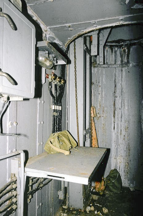 Ligne Maginot - MONT GROS DE ROQUEBRUNE - (Observatoire d'artillerie) - Le bureau de l'observateur avec ses trois prises téléphoniques