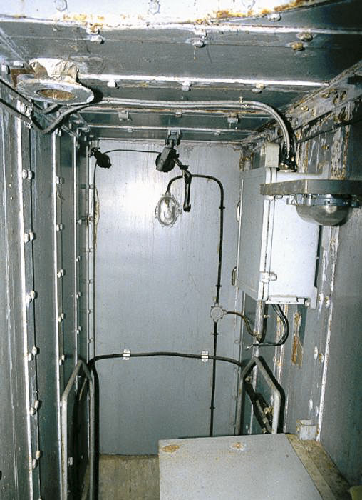 Ligne Maginot - MONT GROS DE ROQUEBRUNE - (Observatoire d'artillerie) - Le bureau de l'observateur et l'arrivée du puits d'accès au bloc
