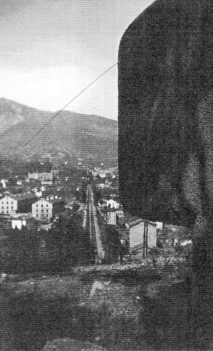 Ligne Maginot - O1 - CAP MARTIN TUNNEL - (Blockhaus pour canon) - Cette photo de mauvaise qualité a été prise depuis la casemate du Tunnel dont on apercoit la visiére.