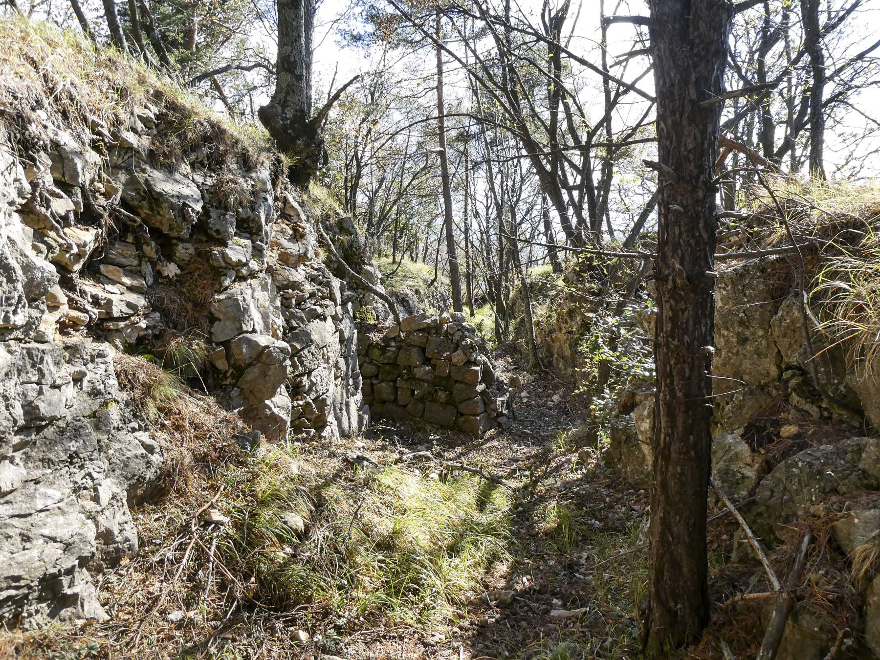 Ligne Maginot - PIC DE GARUCHE 3 - (Cuve pour arme d'infanterie) - Abri 'Séré de Rivières' réutilisé avec rajout d'un mur de protection en pierres sèches.