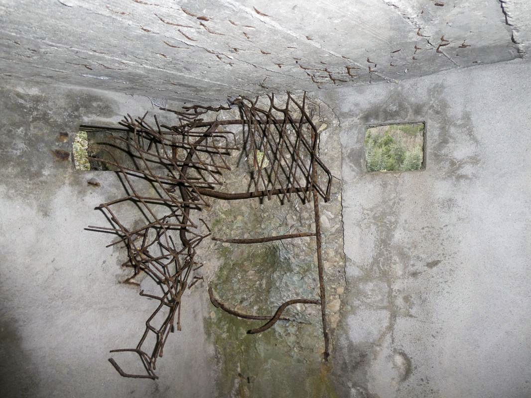 Ligne Maginot - SAINT OUEN - COTE 680 - (Observatoire indéterminé) - Impact d'un obus au milieu