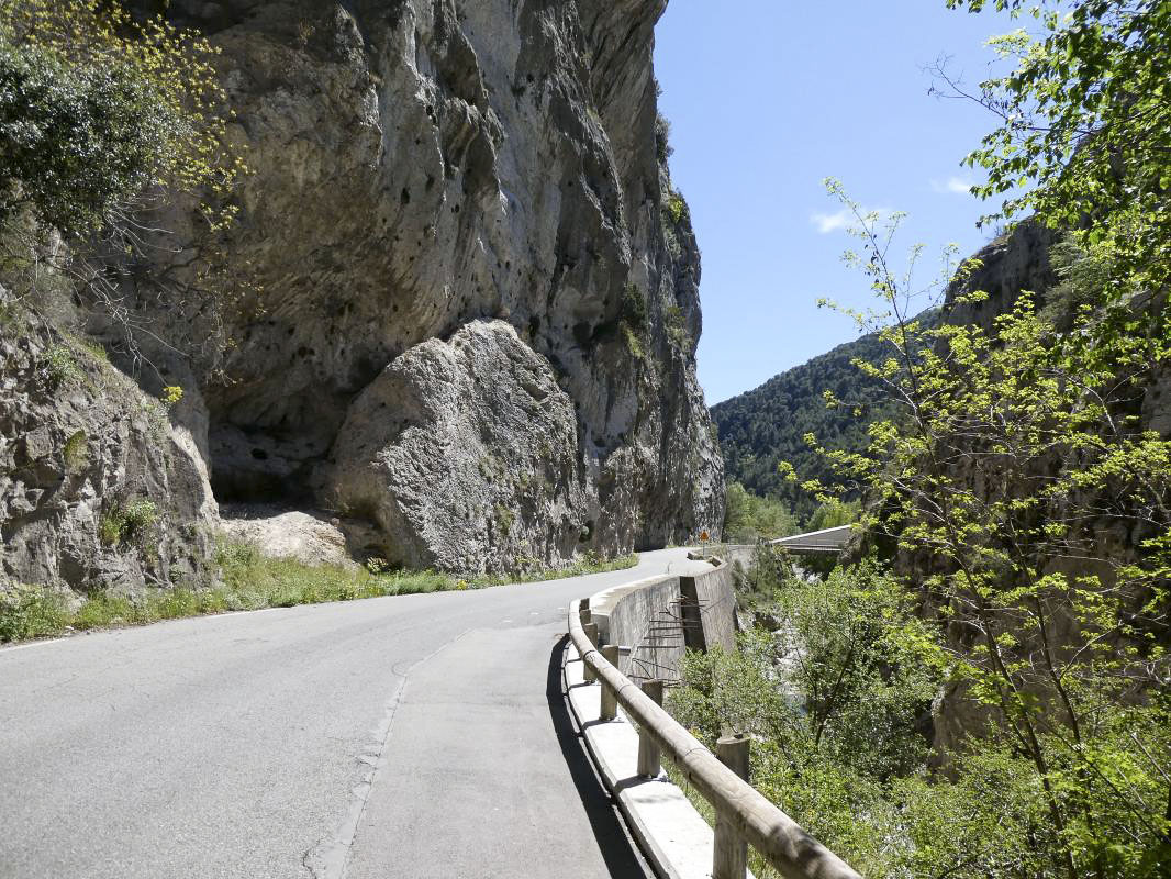 Ligne Maginot - SANTA AUGUSTA AVAL - (DMP - Dispositif de Mine Permanent) - La chiuse prévue mais non réalisée se serait située juste là : partie tirant vers l'amont situé dans la falaise au centre, et partie tirant vers l'aval située dans la falaise de l'autre rive.