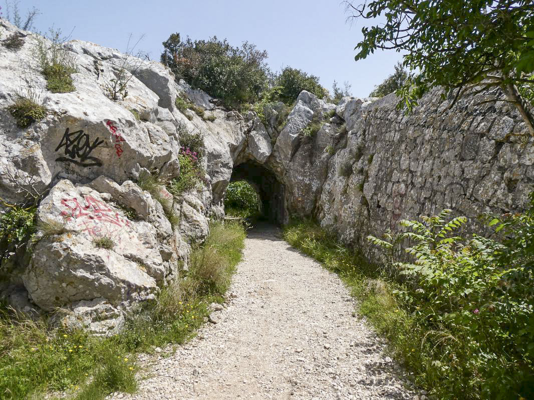 Ligne Maginot - TETE DE CHIEN - (Abri) - Le tunnel menant aux abris