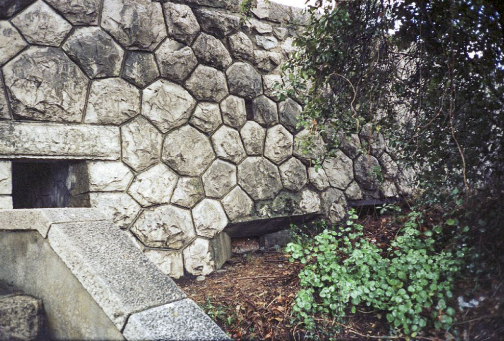 Ligne Maginot - TUNNEL du TRAMWAY - (Blockhaus pour arme infanterie) - Attention : le créneau n'est pas ce beau rectangle noir à côté de l'escalier, qui est en fait une évacuation d'eau, mais le rectangle brun au ras du sol. A côté, en partie caché par les plantes, une autre ouverture qui pourrait être un second créneau