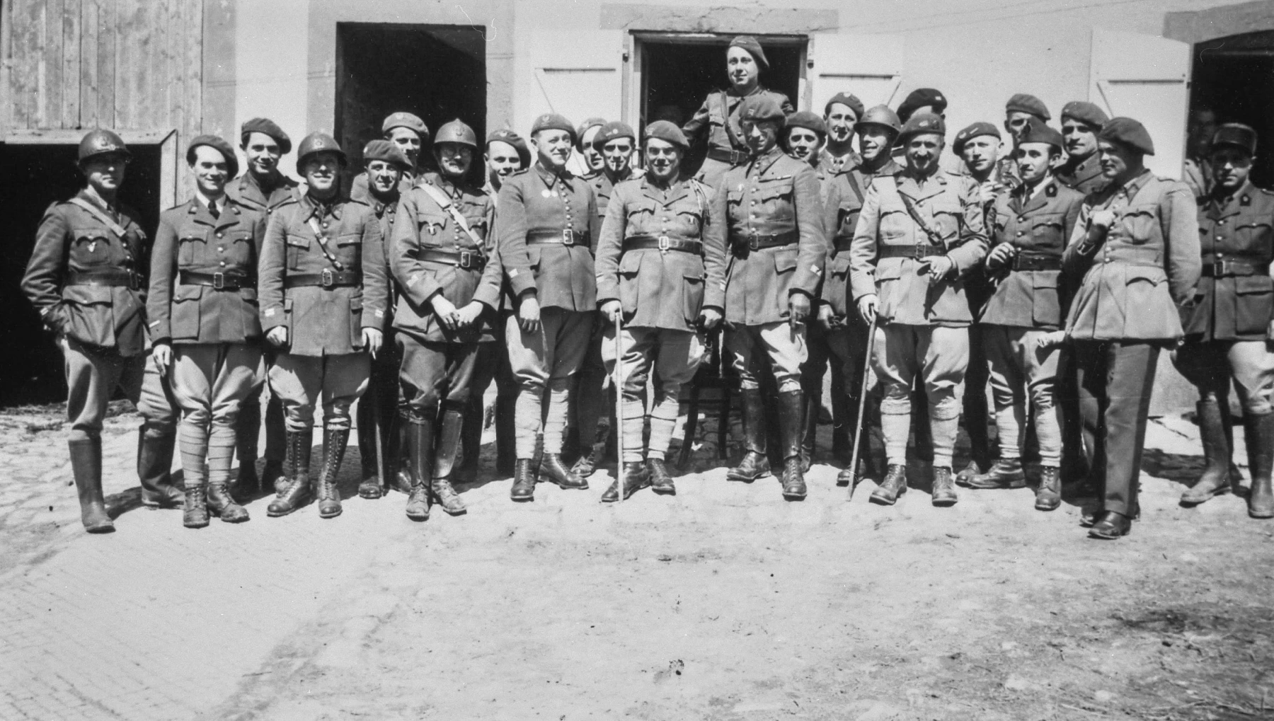 Ligne Maginot - 161° Régiment d'Infanterie de Forteresse (161° RIF) - Officiers du 2° bataillon du 161° RIF en mars ou en avril 1940. 
On reconnait sur la photo le Lt Raymond Mondon, futur maire de Metz, député et ministre, béret et cigarette aux lèvres, au 3ème rang et à droite de l'officier en hauteur. 
Cette photo a donc été prise après la mobilisation de 1939. 