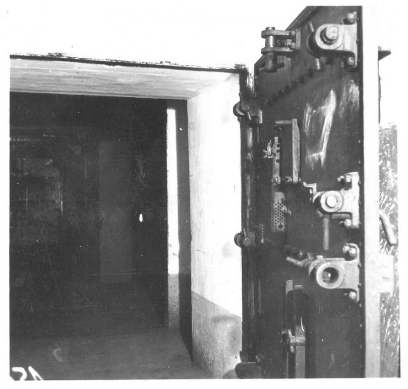 Ligne Maginot - HOCHWALD ( Ouvrage d'artillerie ) - Entrée des hommes
Fusil mitrailleur 24/29
Photo prise au Hochwald où le support sur porte SP est installé en position de repos sur une porte blindée (entrées hommes ?)