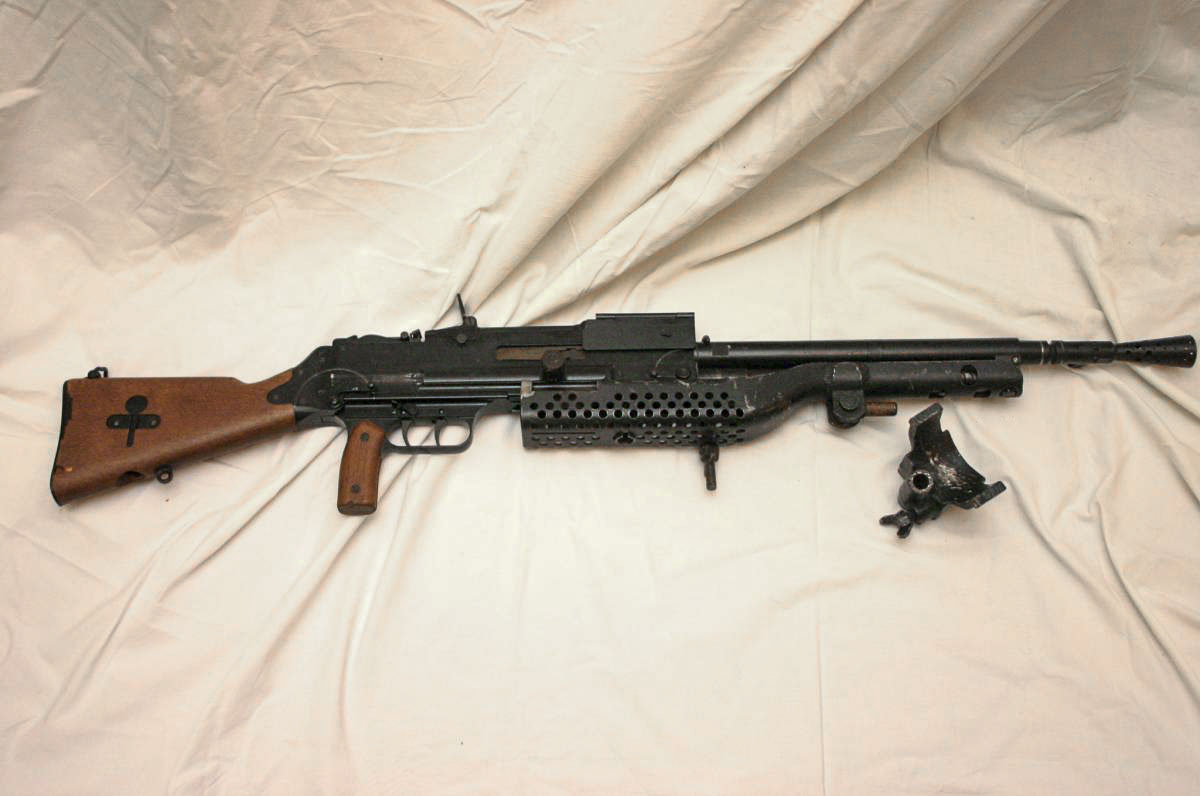 Ligne Maginot - Fusil-mitrailleur 24/29 et support SP - Photo du FM 24/29 sur son support SP de porte blindée.
Le collecteur d’etuis n’est pas représenté 