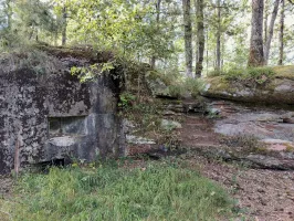 Ligne Maginot - MAIN DU PRINCE 2 - (Blockhaus pour arme infanterie) - Créneau de flanquement à l'extrémité droite de la façade
A coté, un petit escalier à été creusé dans l'escarpement rocheux