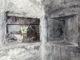 Ligne Maginot - MAIN DU PRINCE 2 - (Blockhaus pour arme infanterie) - Galerie vers le blockhaus mitrailleuse de droite
Créneau de flanquement et niche à lampe