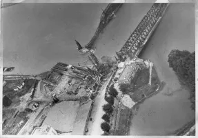 Ligne Maginot - PONT DU RHIN CENTRE - (Blockhaus pour canon) - Le pont après destruction
Cette photo 1 FI 125 24 de 1940 provient du site Internet archives.Strasbourg.eu. Les droits de reproduction sont réservés et strictement limités. 