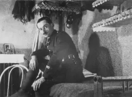 Ligne Maginot - ROCHONVILLERS - A8 - (Ouvrage d'artillerie) - Le Lt André BERTRAND commandant le bloc 6 dans sa chambre