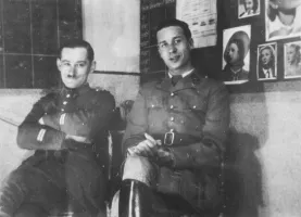 Ligne Maginot - ROCHONVILLERS - A8 - (Ouvrage d'artillerie) - Ouvrage de Rochonvillers
Les Lt André BERTRAND commandant le bloc 6 et Roger Lamy commandant le bloc 7 dans un des PC