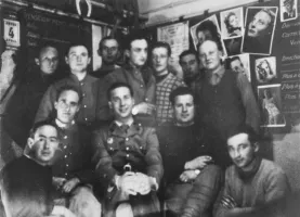 Ligne Maginot - ROCHONVILLERS - A8 - (Ouvrage d'artillerie) - Ouvrage de Rochonvillers
Le personnel du PC du bloc 7 autour du Lt Roger Lamy 