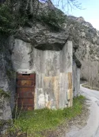 Ligne Maginot - VALABRES ANNEXE (OU SUD) (VA) - (Blockhaus pour arme infanterie) - Les deux créneaux ont été bouchés, la porte découpée, pour créer un abri chauve-souris.
2025