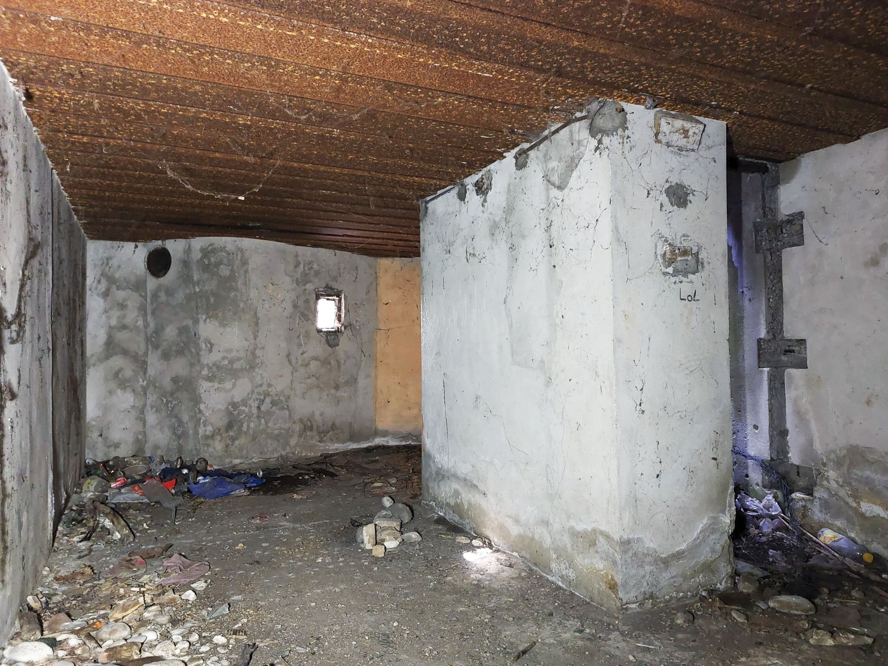 Ligne Maginot - ALGOLSHEIM - ABBATUCCI - (Blockhaus pour arme infanterie) - Vue vers le créneau de flanquement sud