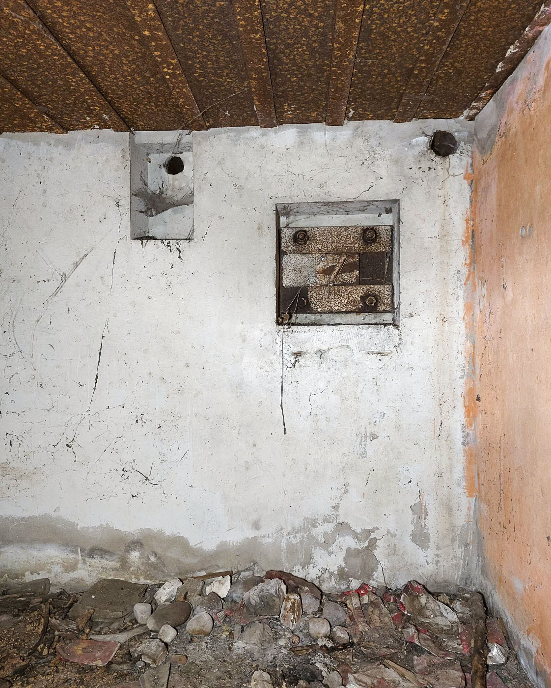 Ligne Maginot - ALGOLSHEIM - ABBATUCCI - (Blockhaus pour arme infanterie) - Créneau de défense rapprochée équipé d'une trémie FM type A