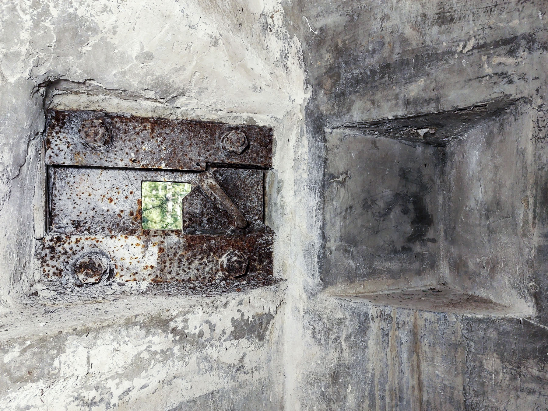 Ligne Maginot - MAIN DU PRINCE 2 - (Blockhaus pour arme infanterie) - Galerie vers le blockhaus mitrailleuse de droite
Créneau de flanquement et niche à lampe
