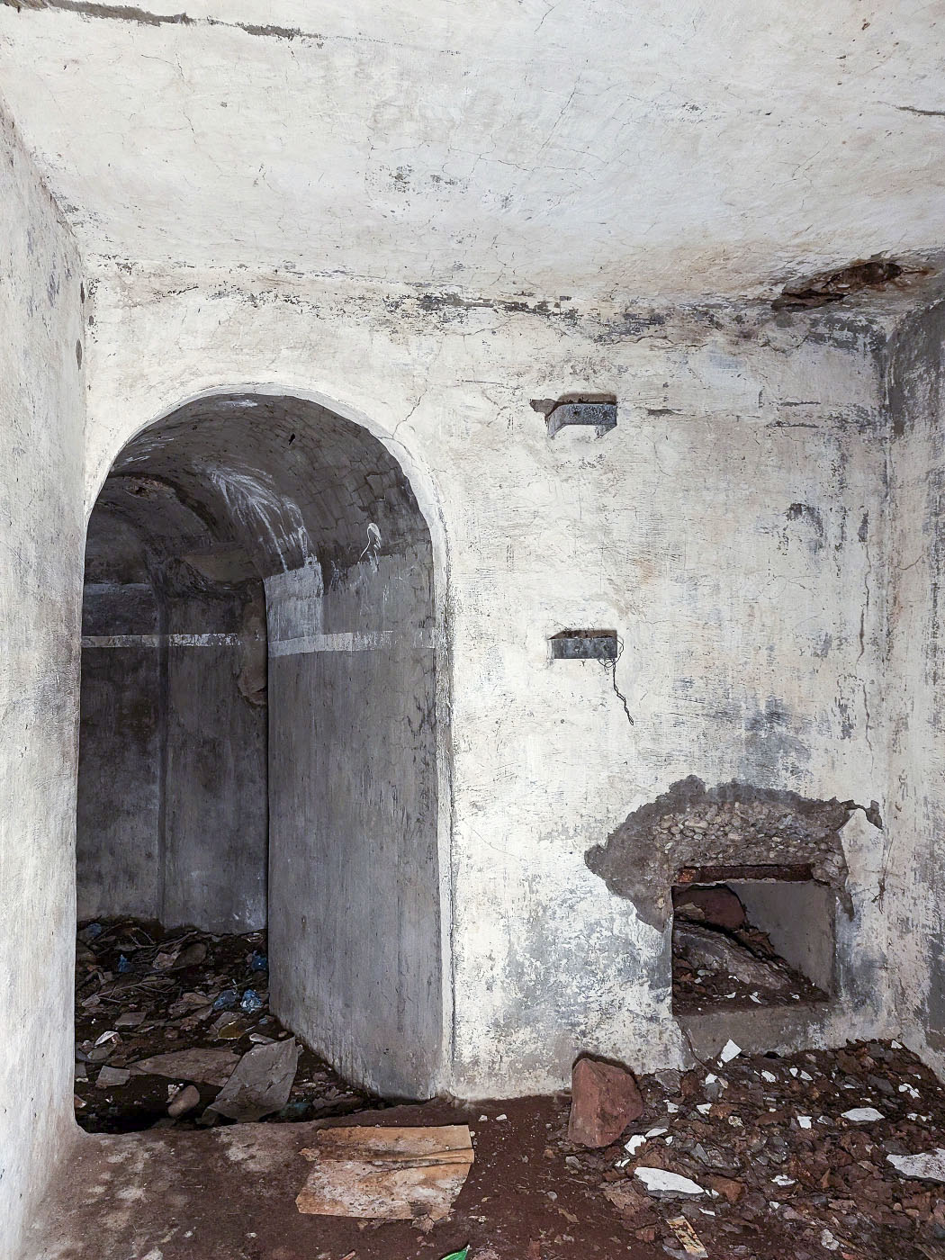 Ligne Maginot - MAIN DU PRINCE 2 - (Blockhaus pour arme infanterie) - Blockhaus mitrailleuse de gauche
Emplacement d'un ventilateur à droite de l'entrée
