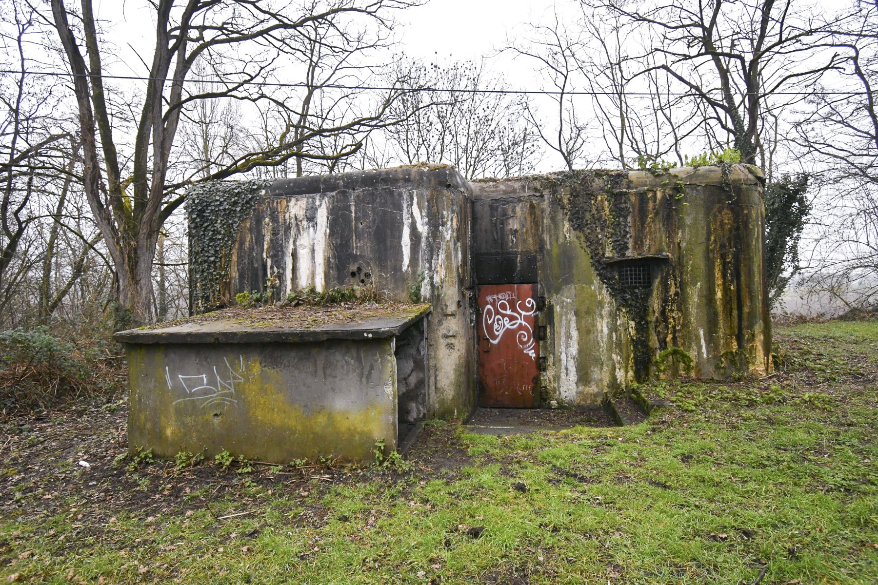 Ligne Maginot - 11/1 - CHALAMPE BERGE NORD - (Casemate d'infanterie - Double) - Coté ouest avec la porte d'entrée