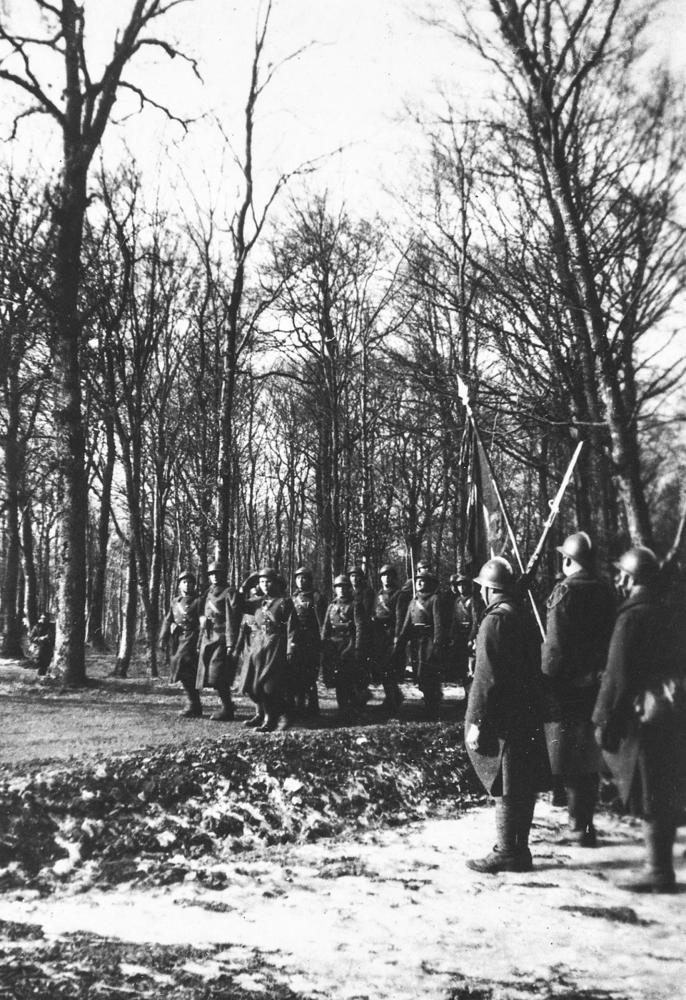 Ligne Maginot - VECKRING - (Camp de sureté) - Hommes du 162° RIF ou du 164° RIF défilant à proximité du camp de sureté de Veckring.
photo prise en 1937