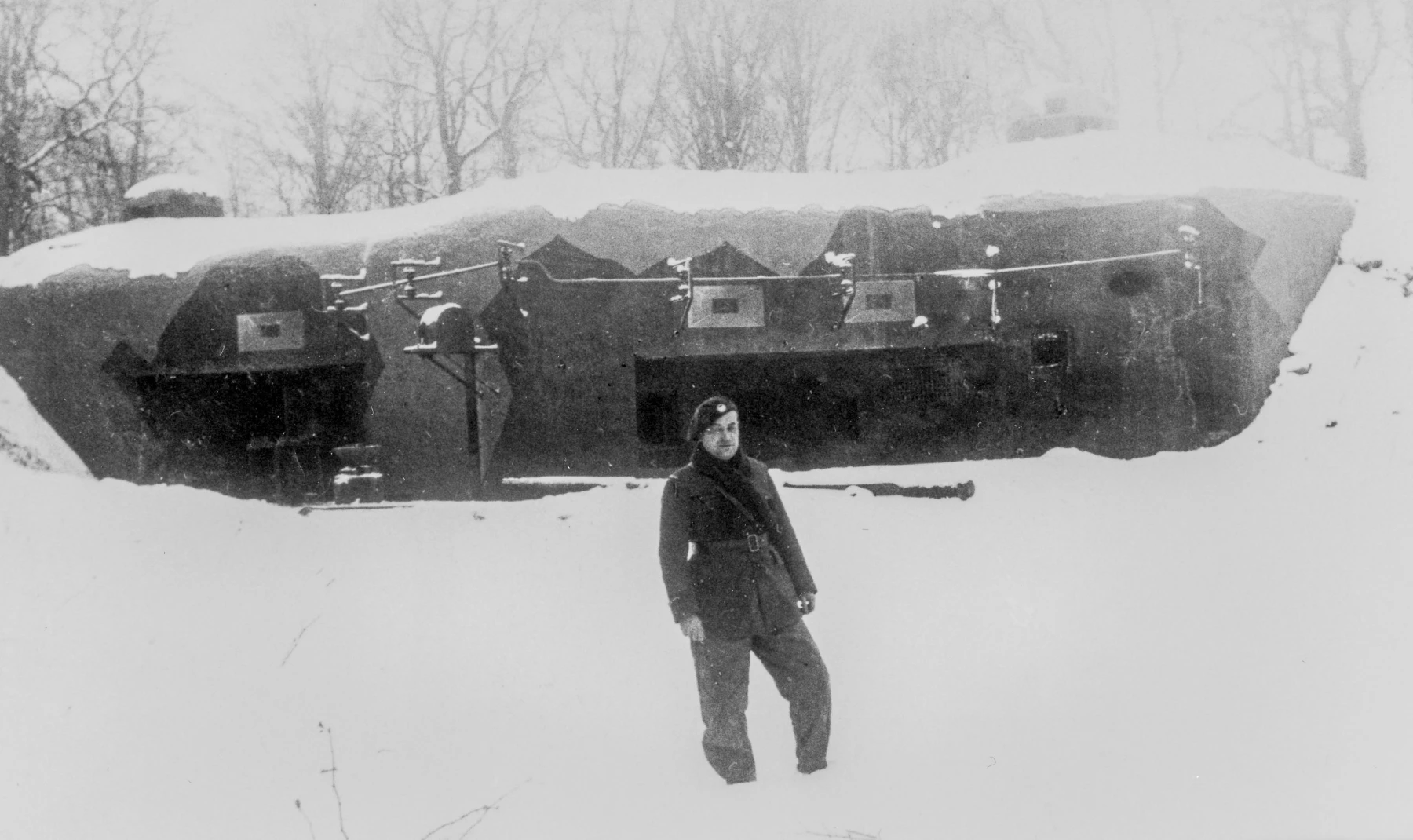 Ligne Maginot - BOUSSE - A24 - (Ouvrage d'infanterie) - Devant le bloc 2, janvier 1940
On notera le projecteur provisoire encore en place