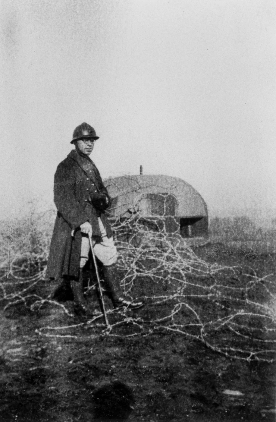 Ligne Maginot - BOUSSE - A24 - (Ouvrage d'infanterie) - Bloc 3, octobre 1939
Lt Gendre sur les dessus du bloc