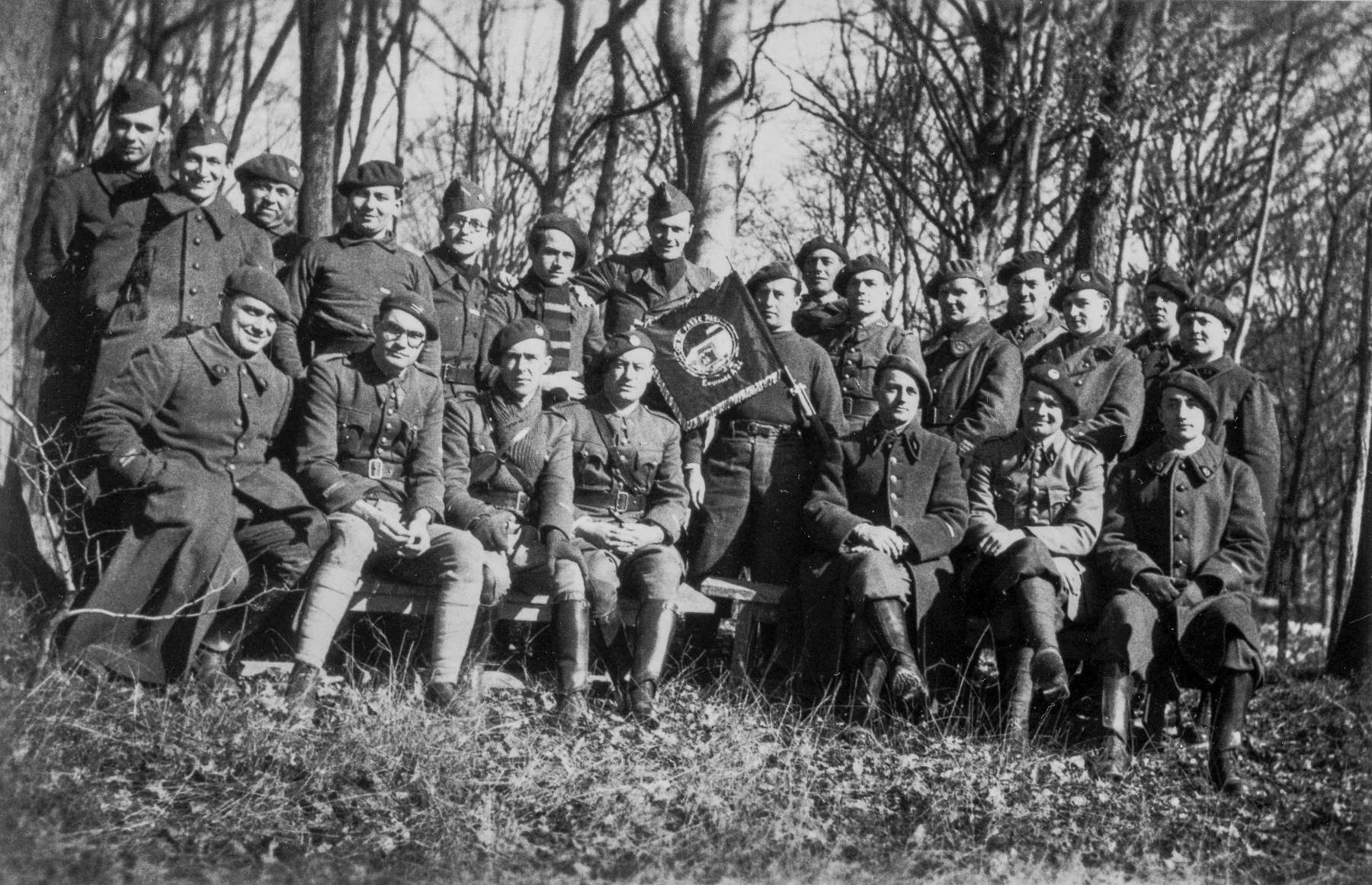 Ligne Maginot - BOUSSE - A24 - (Ouvrage d'infanterie) - Les officiers et sous-officiers de l'ouvrage
Noter le fanion de l'ouvrage avec la devise 'on ne passe pas'