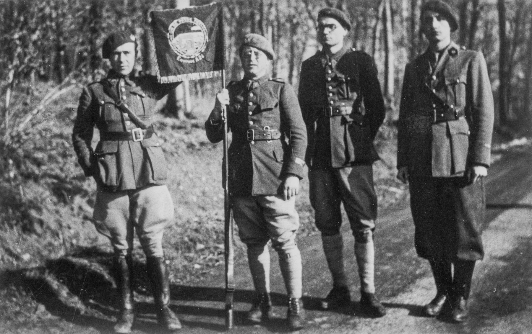 Ligne Maginot - BOUSSE - A24 - (Ouvrage d'infanterie) - Le fanion de l'ouvrage
Lt Simoens, Cne Wolff, Lt Ulhmann, Med Caron