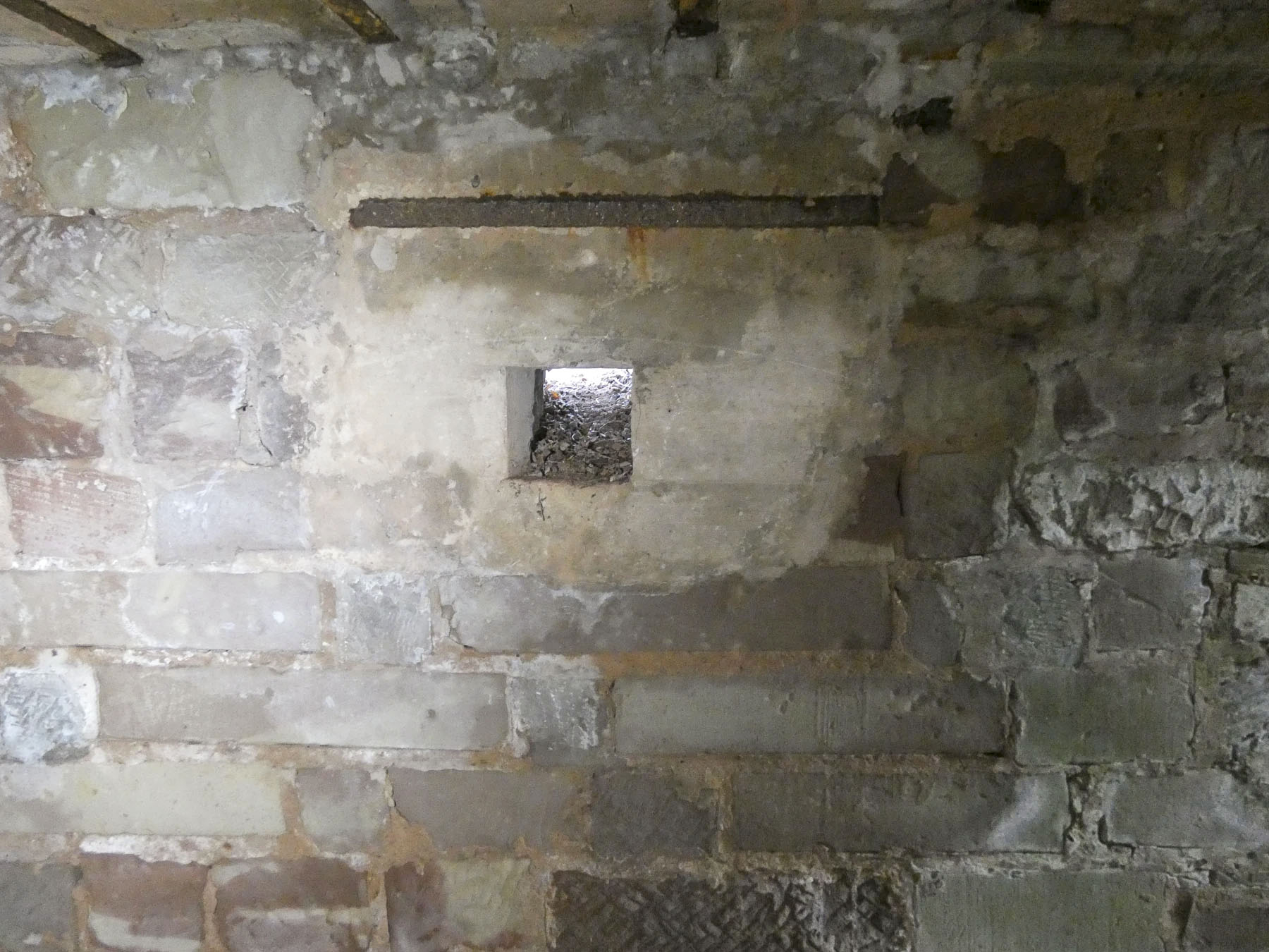 Ligne Maginot - GALGENBERG EST - (Blockhaus pour arme infanterie) - Un créneaux dans l'abri arrière.