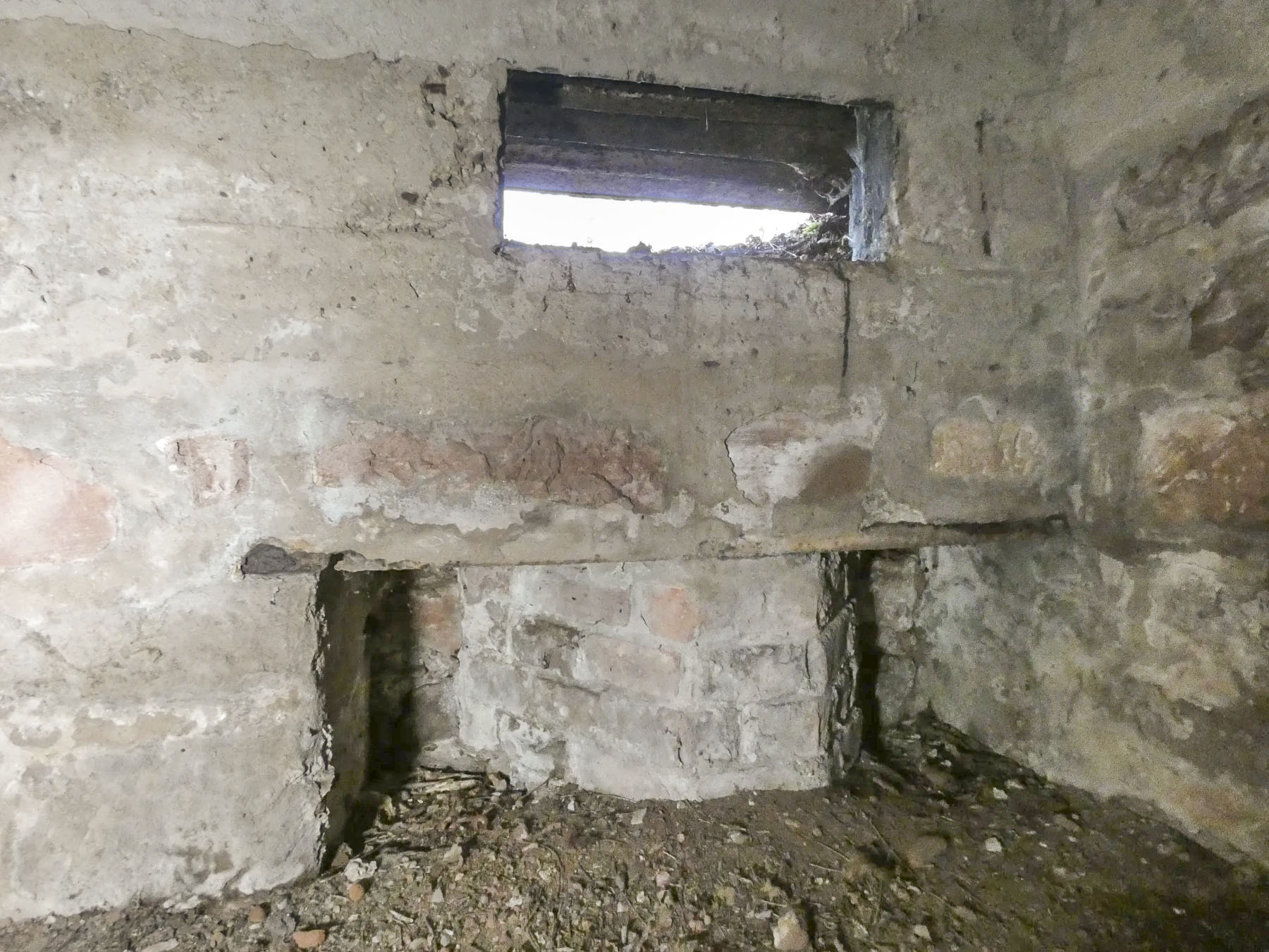 Ligne Maginot - GALGENBERG EST - (Blockhaus pour arme infanterie) - Le créneau de tir vers la droite.