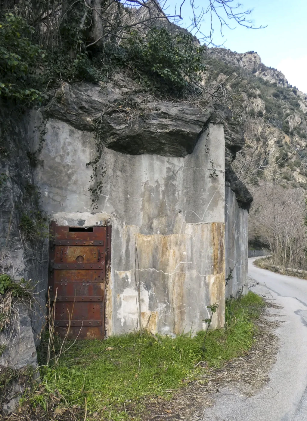 Ligne Maginot - VALABRES ANNEXE (OU SUD) (VA) - (Blockhaus pour arme infanterie) - Les deux créneaux ont été bouchés, la porte découpée, pour créer un abri chauve-souris.
2025