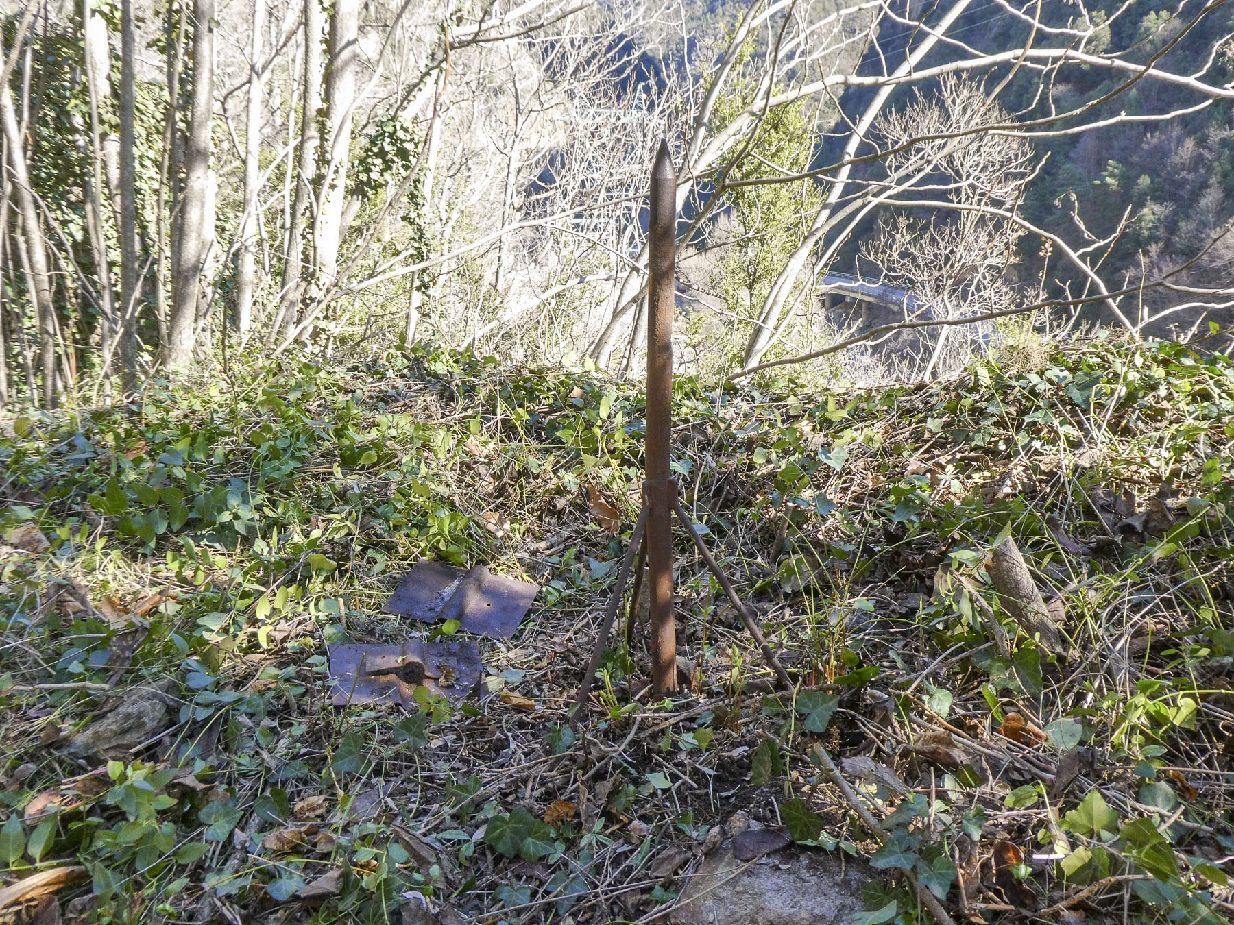 Ligne Maginot - VALABRES ANNEXE (OU SUD) (VA) - (Blockhaus pour arme infanterie) - 











Sur les dessus une construction indéterminée.
