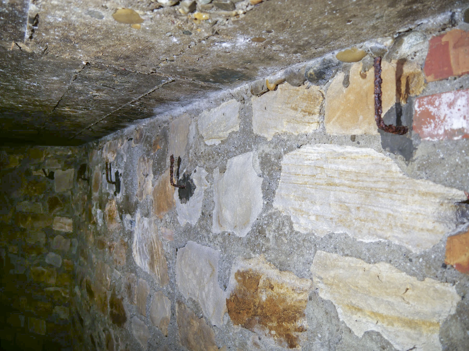 Ligne Maginot - RITTERSHOFFEN (2°BON - 79° RIF) - (PC de Quartier) - Crochet de fixation le long du mur en brique vers l'observatoire