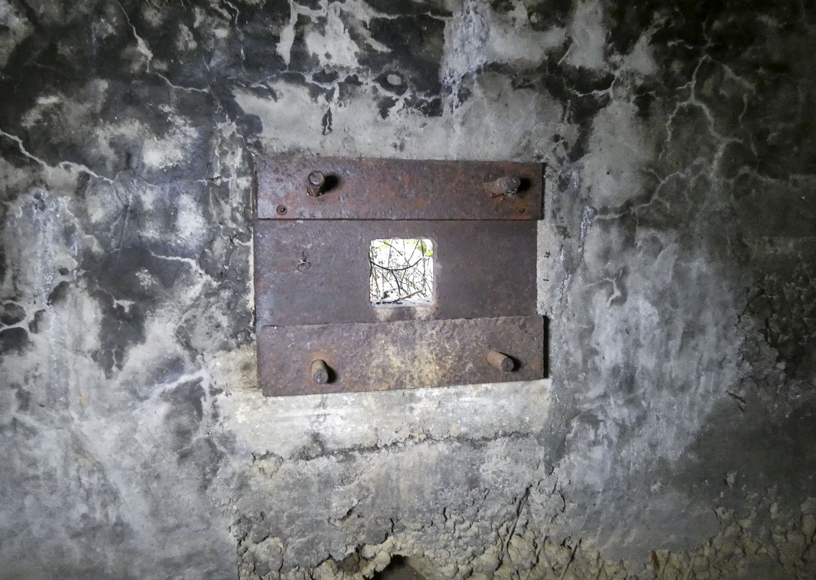 Ligne Maginot - GARE DE KALHAUSEN 2 - (Blockhaus pour arme infanterie) - La trémie FM de la chambre de tir Ouest.