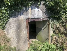 Ligne Maginot - BRUILLE NORD - (Blockhaus pour canon) - L'entrée du bloc.
La cartouche, avec la date de construction 1937, est tombé en 1940