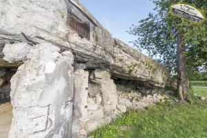 Ligne Maginot - 30BIS/3 - NACHTWEID - (Casemate d'infanterie - Double) - La dalle effondrée, au niveau de l'entrée
Grille d’aspiration d'air