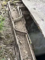 Ligne Maginot - 71M - (Chambre de coupure) - Détail du système d'obturation de la sortie des câbles de campagne dans le montant de la trappe