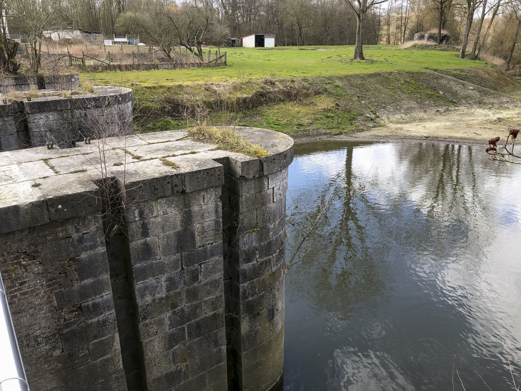 Ligne Maginot - ECLUSE DE RODIGNIES - (Blockhaus pour arme infanterie) - Le système de batardeaux sur le Jard pour tendre les inondations; au fond le blockhaus