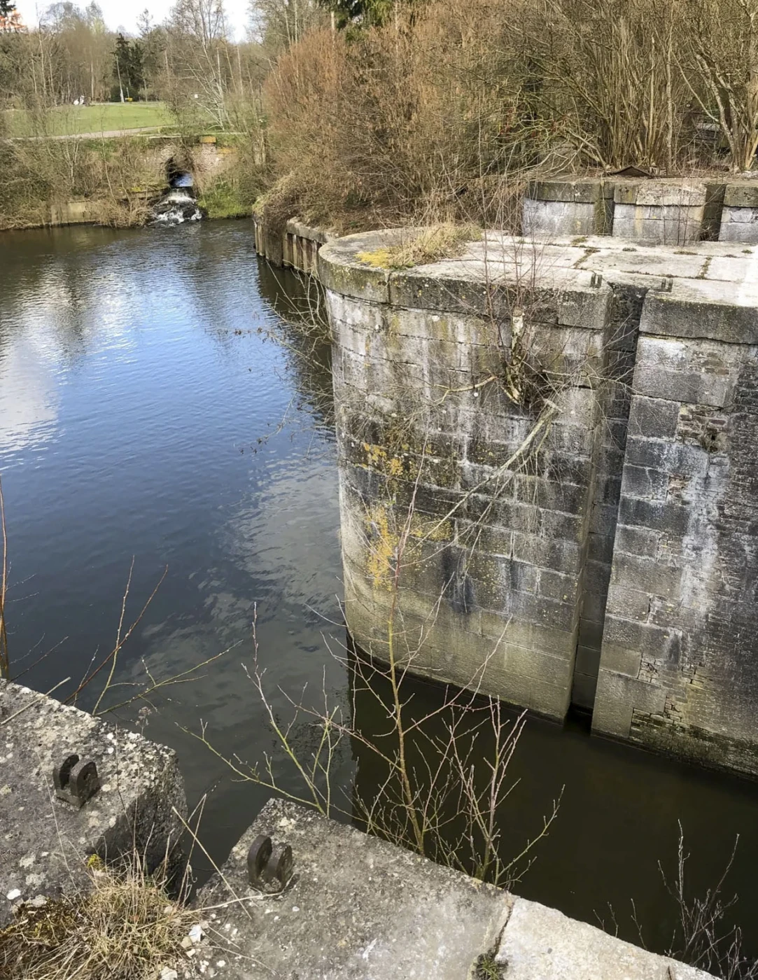 Ligne Maginot - ECLUSE DE RODIGNIES - (Blockhaus pour arme infanterie) - Le système de batardeaux sur le Jard; les pontets de blocage sont encore en place